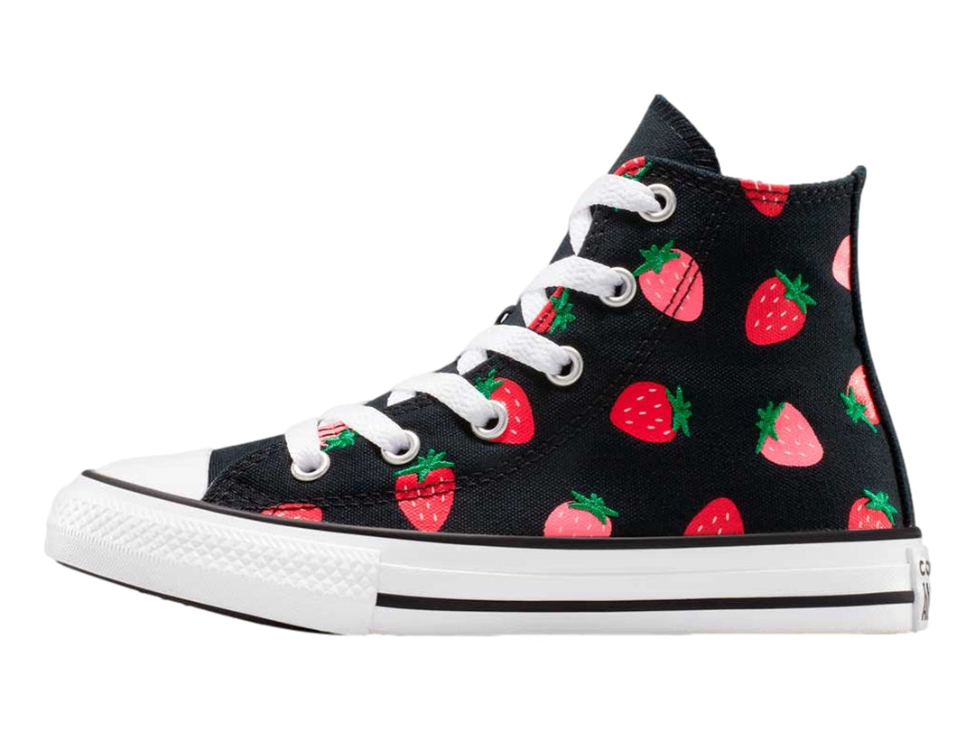 Tenis Converse Chuck Taylor All Star negros con estampado de fresas rojas y suela blanca.