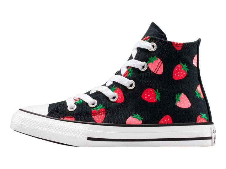Tenis Converse Chuck Taylor All Star negros con estampado de fresas rojas y suela blanca.