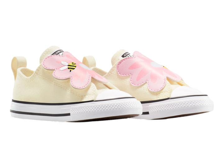 Tenis Converse beige para niño o niña con correa ajustable decorada con una flor rosa y una pequeña abeja.