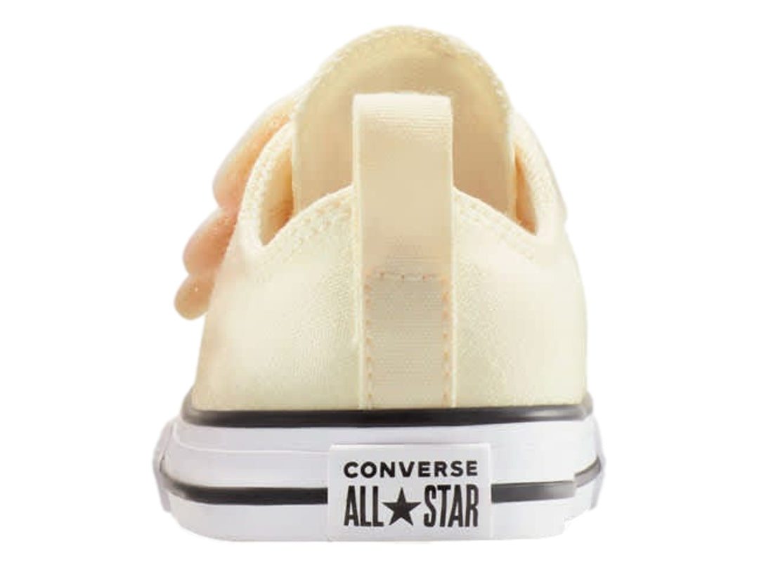 Tenis Converse beige para niño o niña con correa ajustable decorada con una flor rosa y una pequeña abeja.