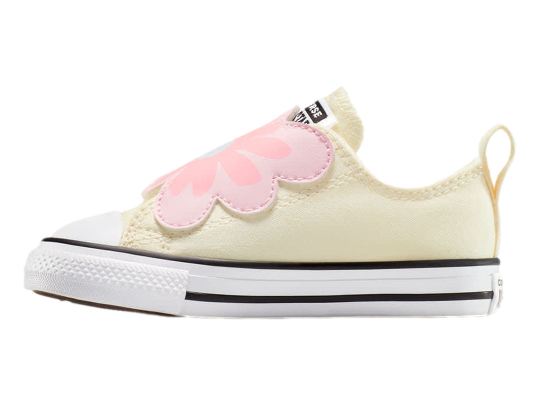 Tenis Converse beige para niño o niña con correa ajustable decorada con una flor rosa y una pequeña abeja.