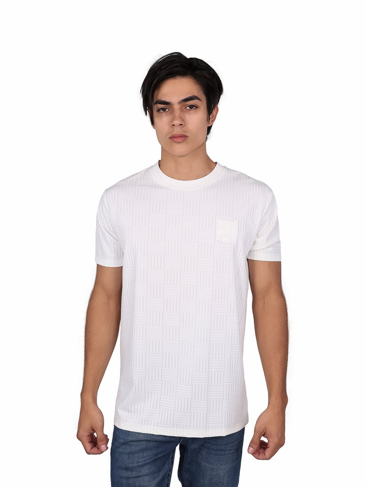 Hombre vistiendo playera blanca de manga corta con patrón geométrico sutil y cuello redondo.
