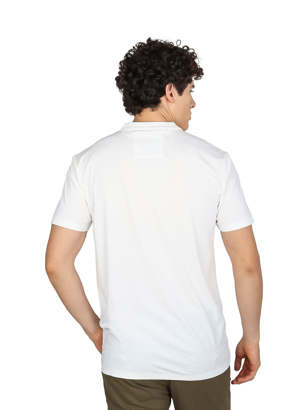 Hombre vistiendo una playera blanca de manga corta con un pequeño logo negro en el pecho.