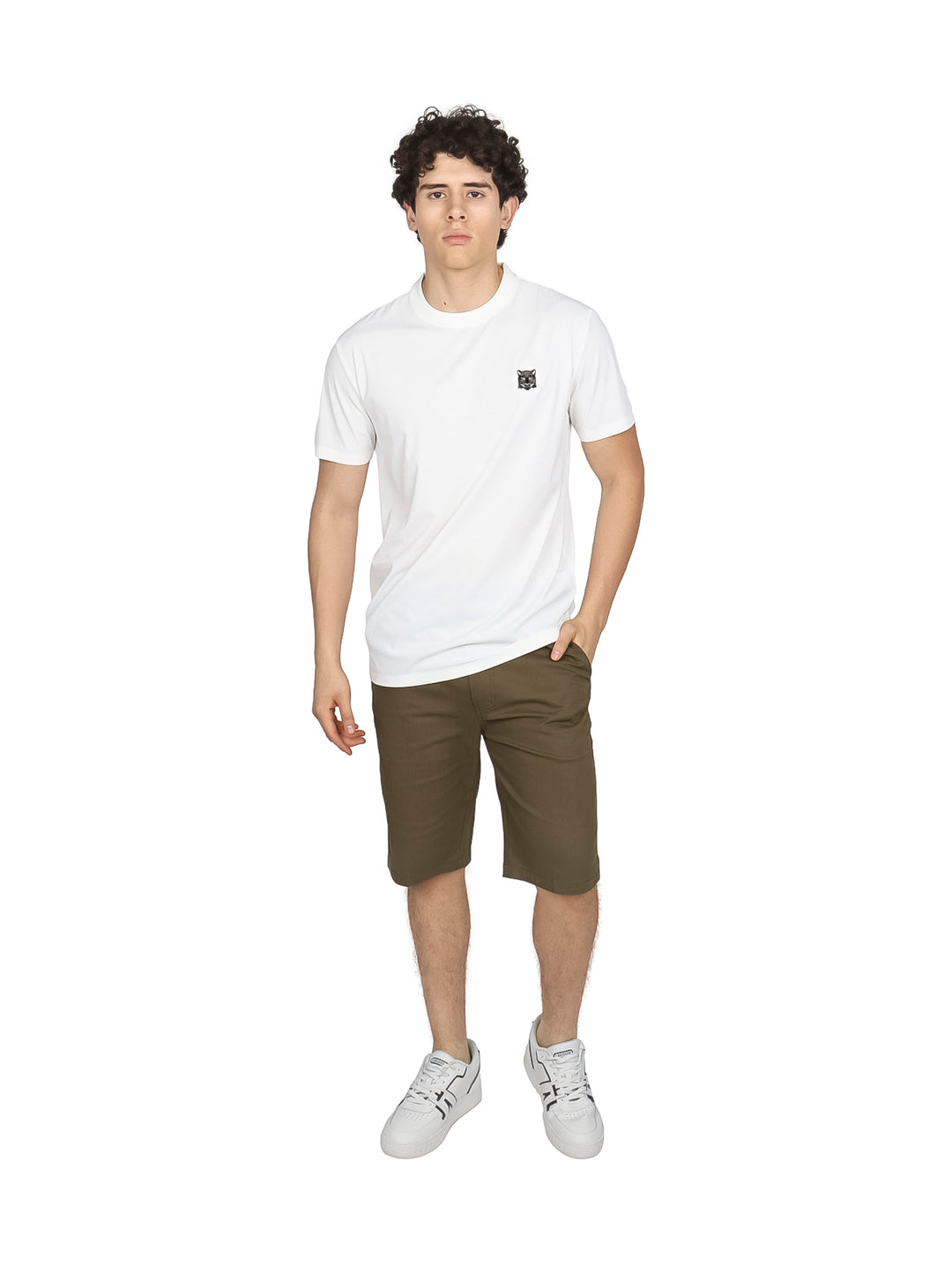 Hombre vistiendo una playera blanca de manga corta con un pequeño logo negro en el pecho.