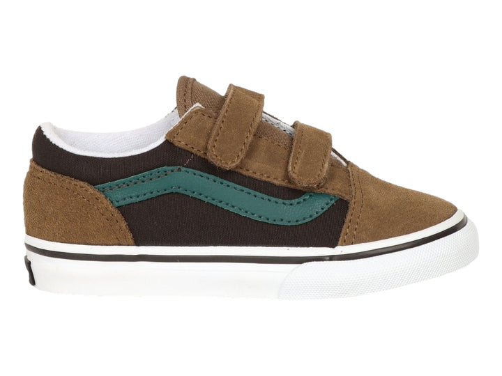 Tenis Vans Old Skool V color marrón y café con franja verde y cierres de velcro.
