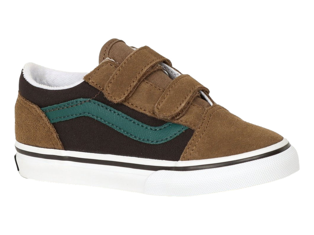 Tenis Vans Old Skool V color marrón y café con franja verde y cierres de velcro.