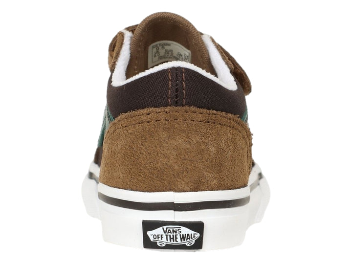 Tenis Vans Old Skool V color marrón y café con franja verde y cierres de velcro.