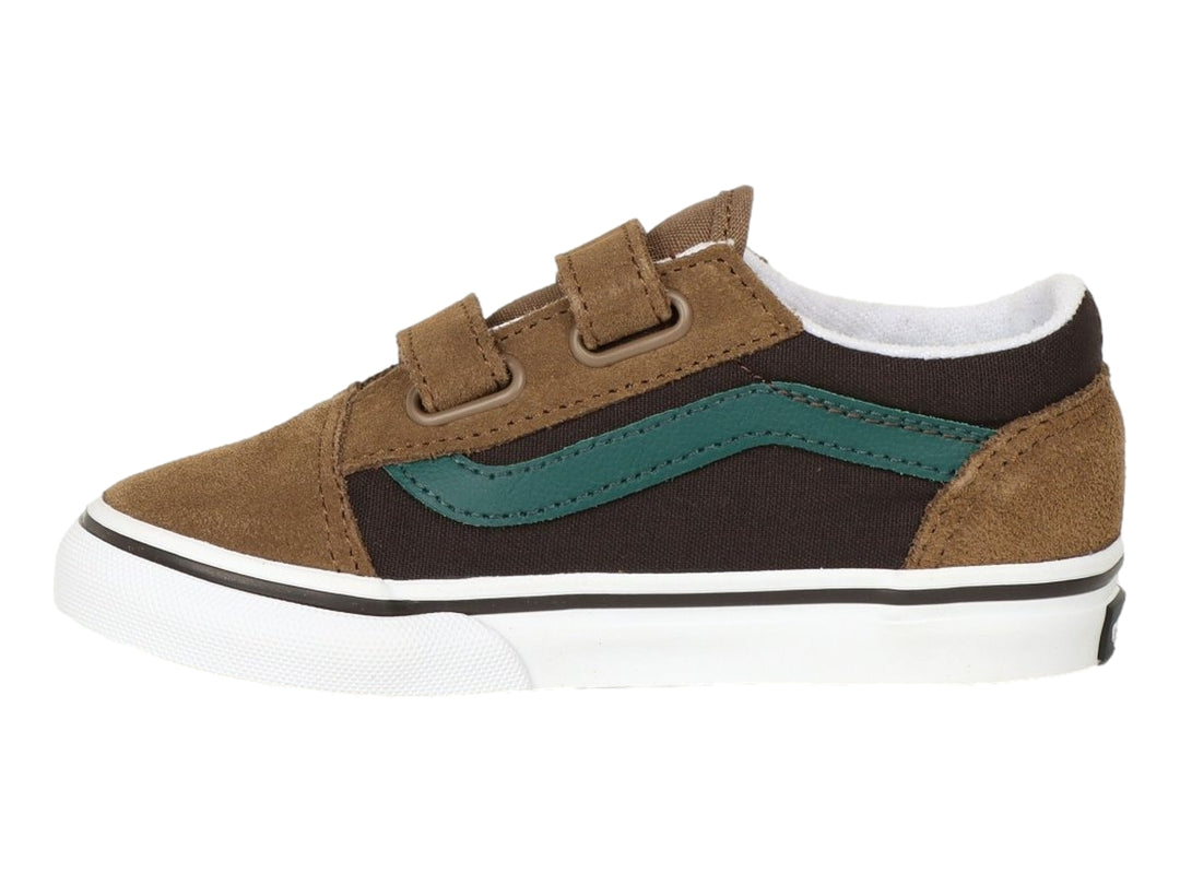 Tenis Vans Old Skool V color marrón y café con franja verde y cierres de velcro.