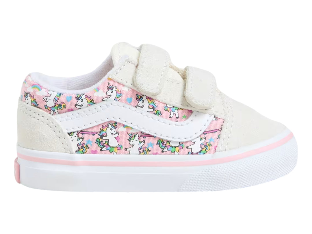 Tenis Vans infantiles color blanco y rosa con estampado de unicornios y cierre de velcro.