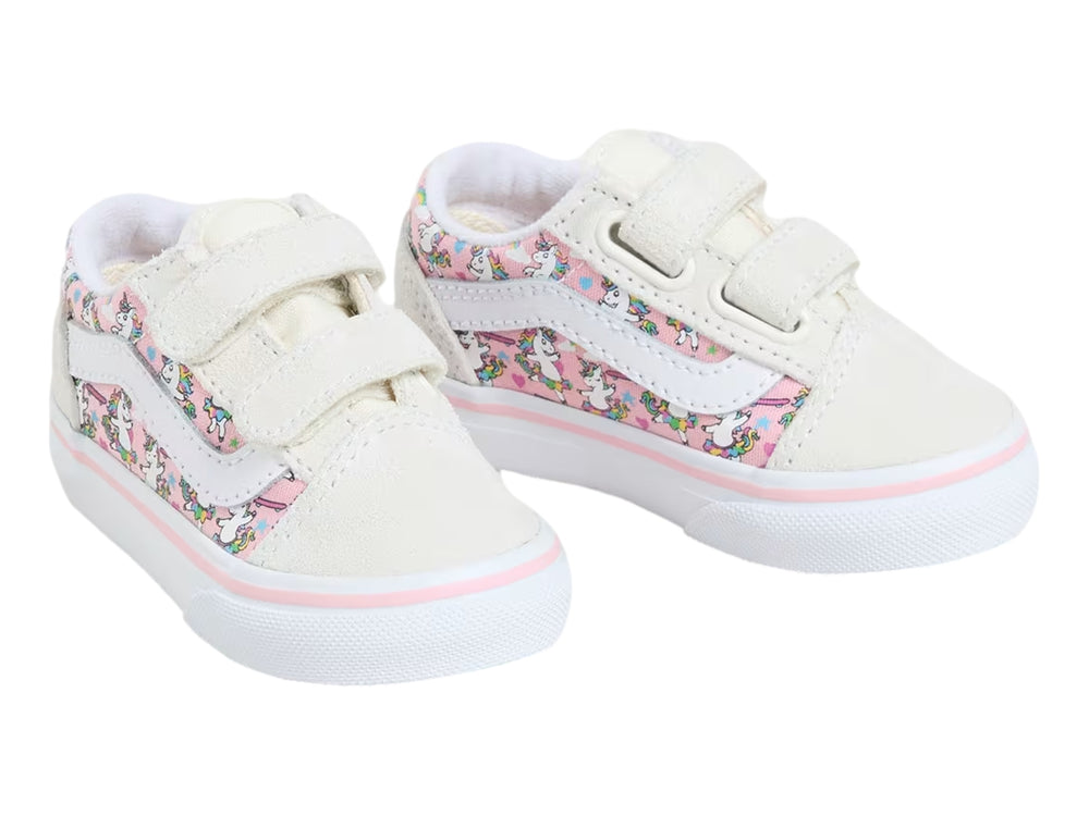 Tenis Vans infantiles color blanco y rosa con estampado de unicornios y cierre de velcro.