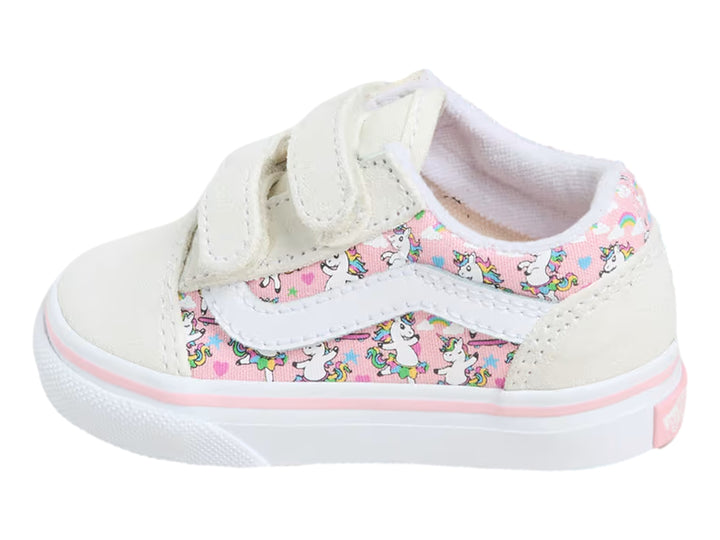 Tenis Vans infantiles color blanco y rosa con estampado de unicornios y cierre de velcro.