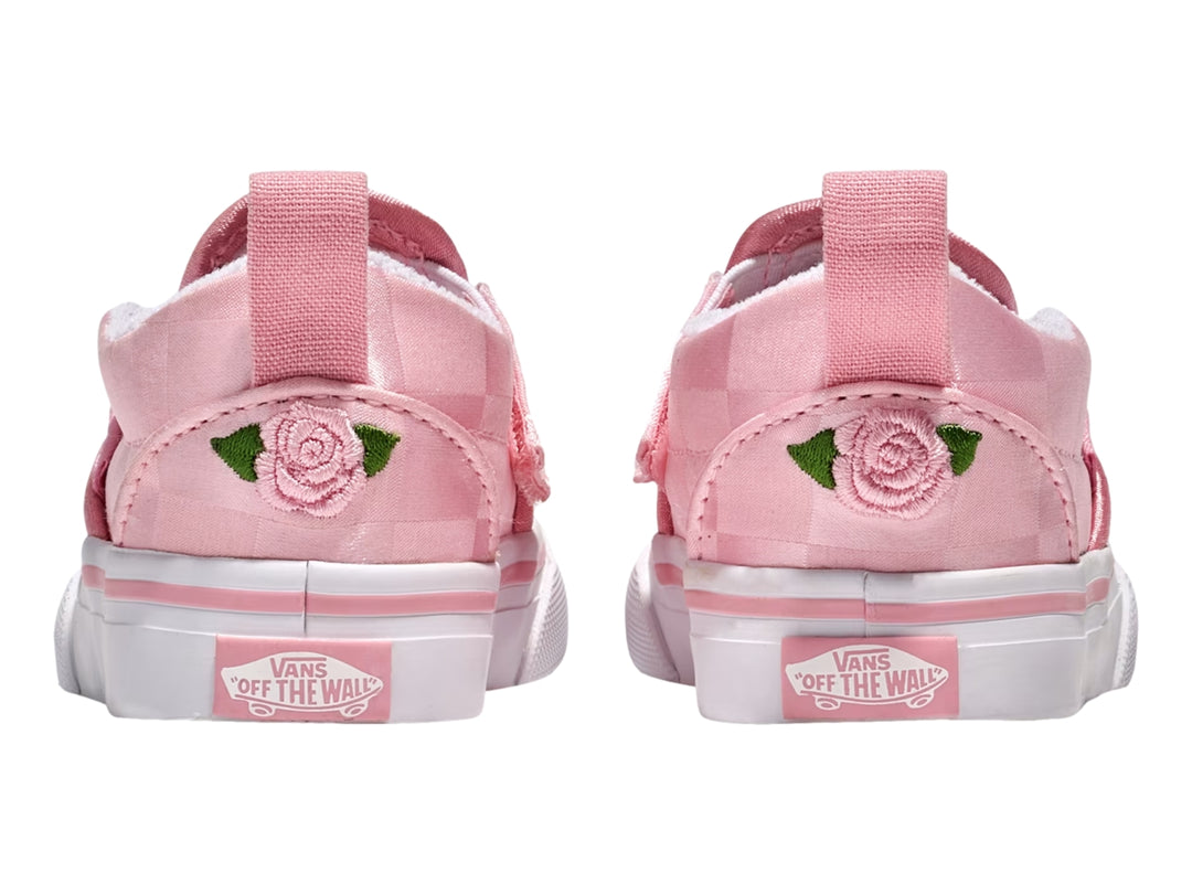 Zapato VANS slip-on color rosa con patrón de cuadros y suela blanca.