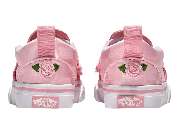 Zapato VANS slip-on color rosa con patrón de cuadros y suela blanca.