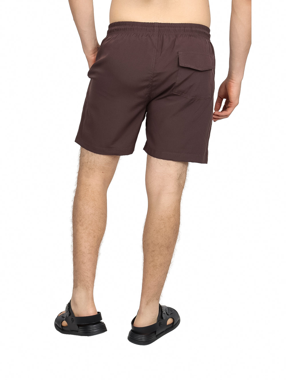 Hombre vistiendo un traje de baño tipo short color café con cordón ajustable y bolsillos laterales.