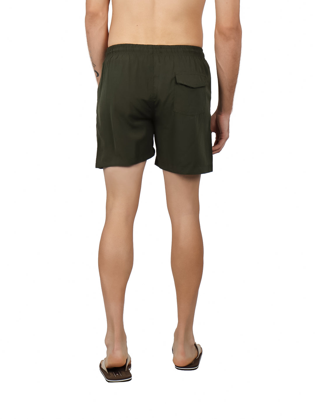 Hombre vistiendo un traje de baño corto color verde militar con cintura elástica y cordón.