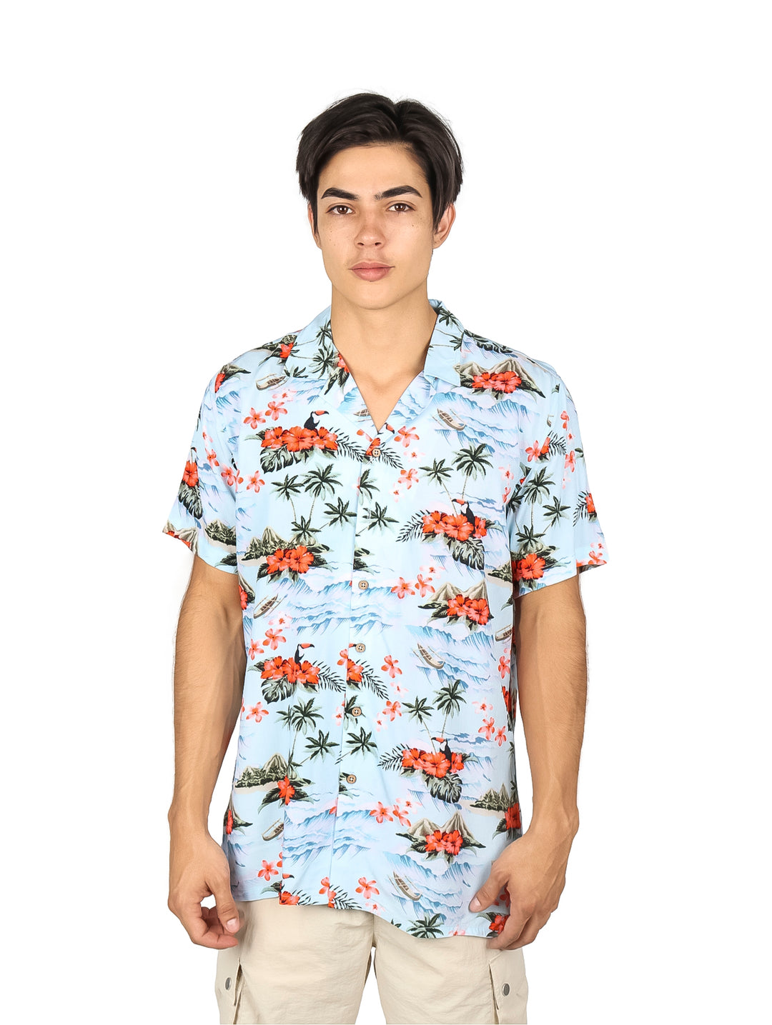 Camisa hawaiana de manga corta color azul cielo con estampado tropical de flores rojas y hojas verdes.