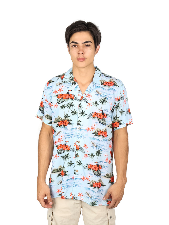 Camisa hawaiana de manga corta color azul cielo con estampado tropical de flores rojas y hojas verdes.