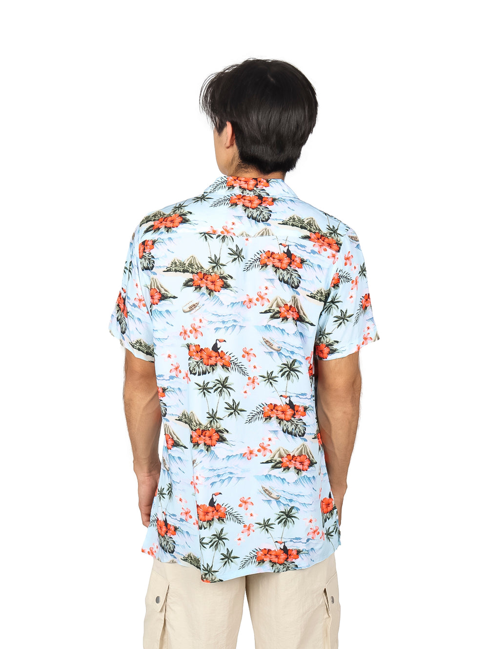 Camisa hawaiana de manga corta color azul cielo con estampado tropical de flores rojas y hojas verdes.