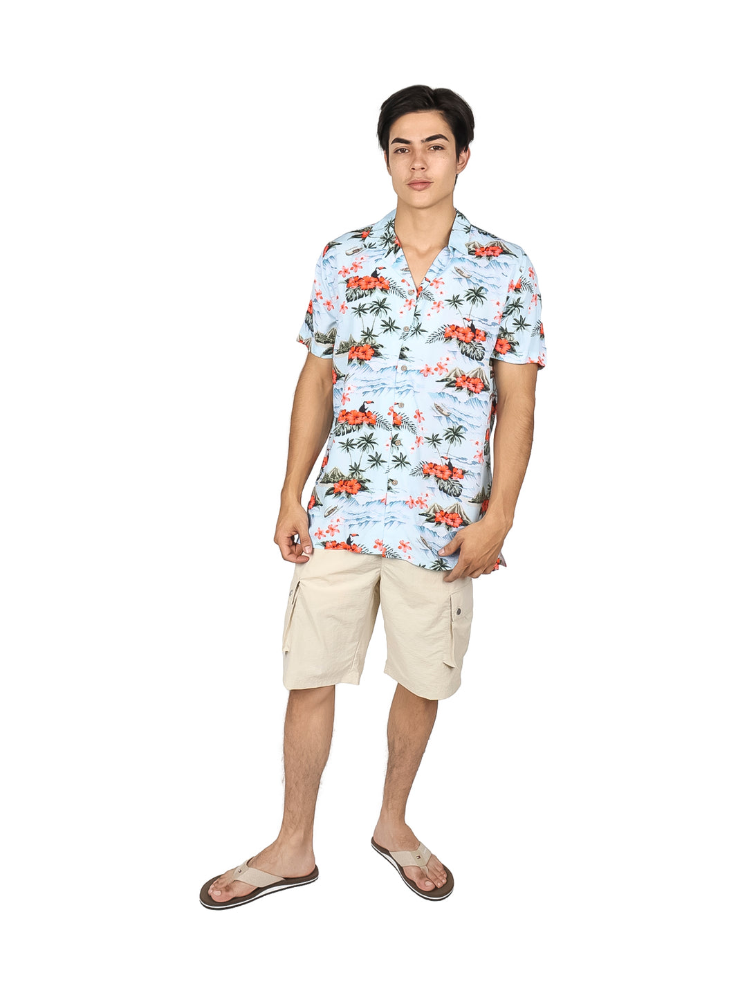 Camisa hawaiana de manga corta color azul cielo con estampado tropical de flores rojas y hojas verdes.