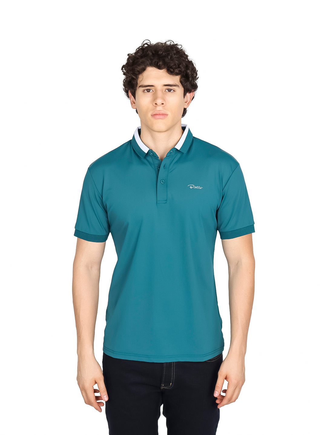 Hombre vistiendo playera polo color jade con cuello blanco y manga corta.