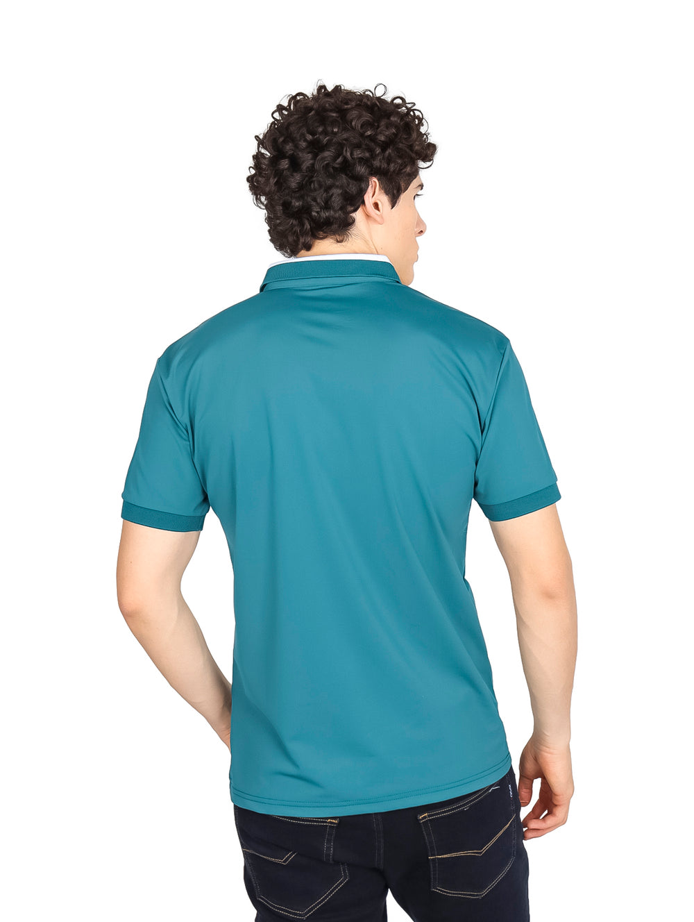 Hombre vistiendo playera polo color jade con cuello blanco y manga corta.