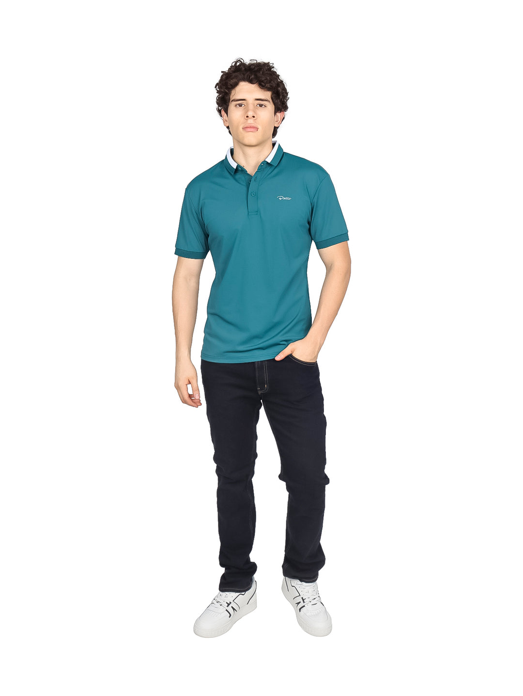 Hombre vistiendo playera polo color jade con cuello blanco y manga corta.