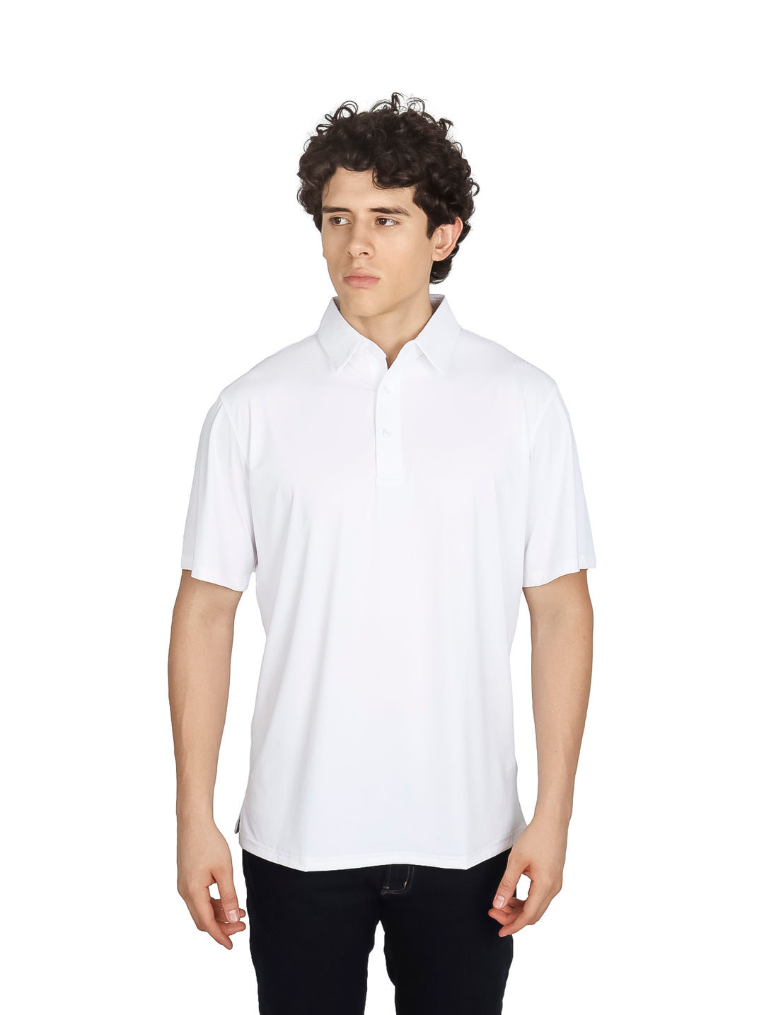 Hombre vistiendo una playera polo de color blanco con cuello y manga corta.