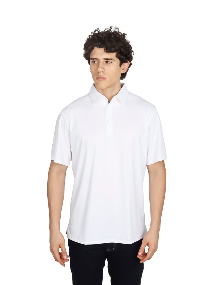 Hombre vistiendo una playera polo de color blanco con cuello y manga corta.