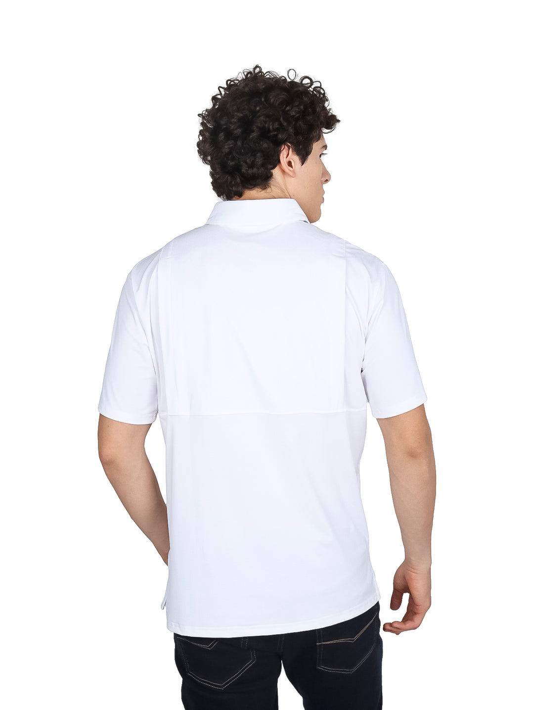 Hombre vistiendo una playera polo de color blanco con cuello y manga corta.