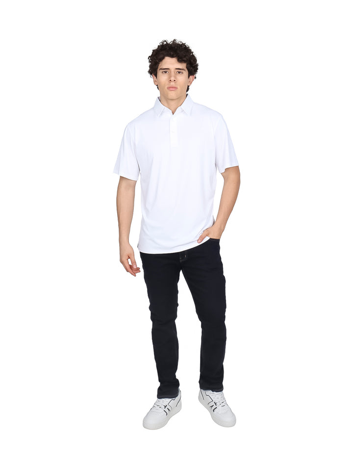 Hombre vistiendo una playera polo de color blanco con cuello y manga corta.