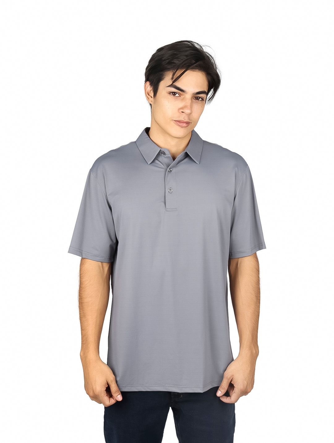 Hombre vistiendo una playera tipo polo de color gris carbón de manga corta.