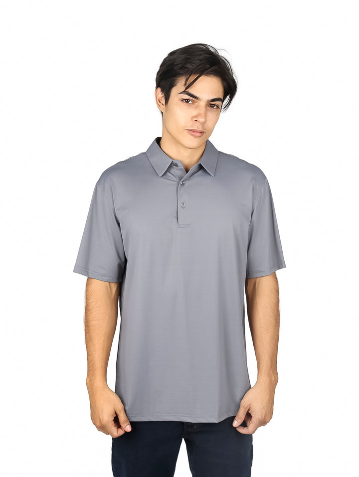Hombre vistiendo una playera tipo polo de color gris carbón de manga corta.