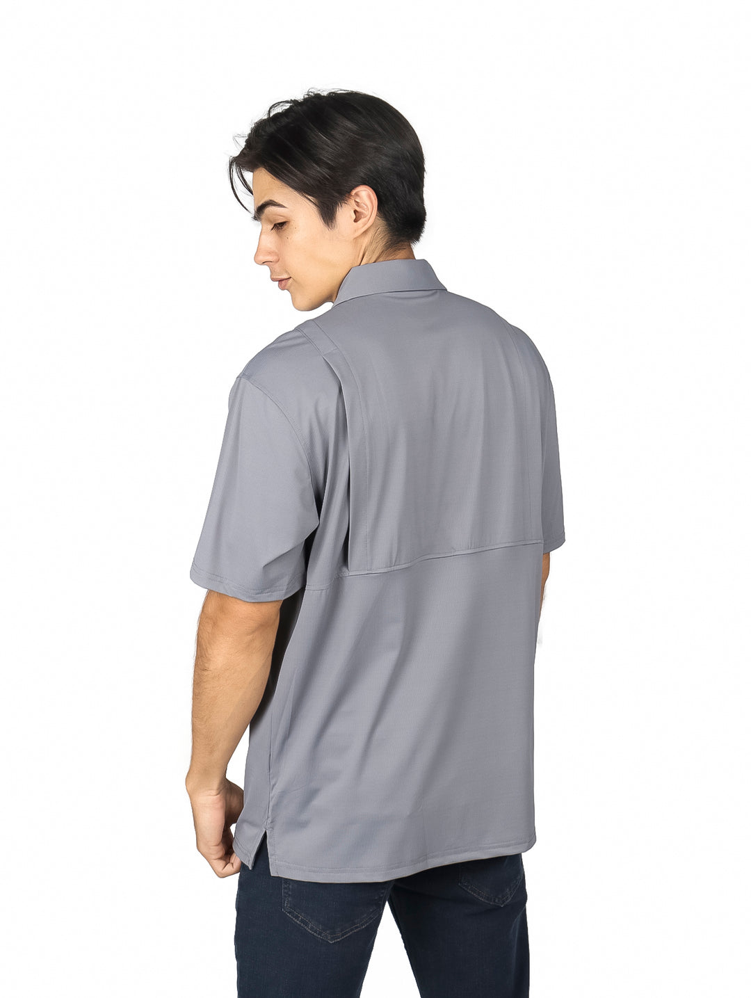 Hombre vistiendo una playera tipo polo de color gris carbón de manga corta.