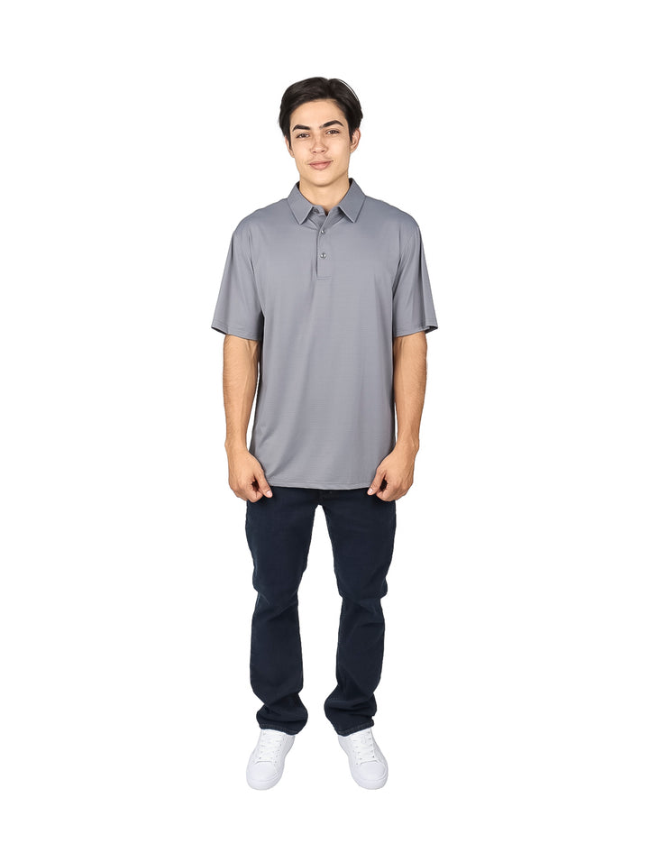 Hombre vistiendo una playera tipo polo de color gris carbón de manga corta.