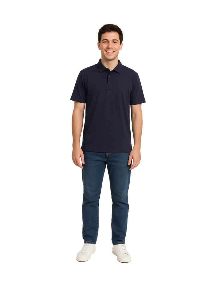 Hombre vistiendo una playera polo color azul marino de manga corta y cuello con botones.