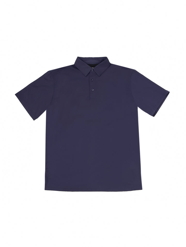 Hombre vistiendo una playera polo color azul marino de manga corta y cuello con botones.