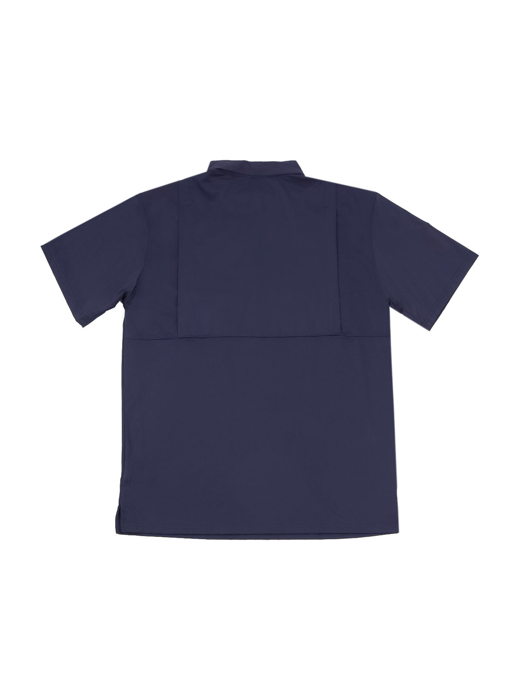 Hombre vistiendo una playera polo color azul marino de manga corta y cuello con botones.
