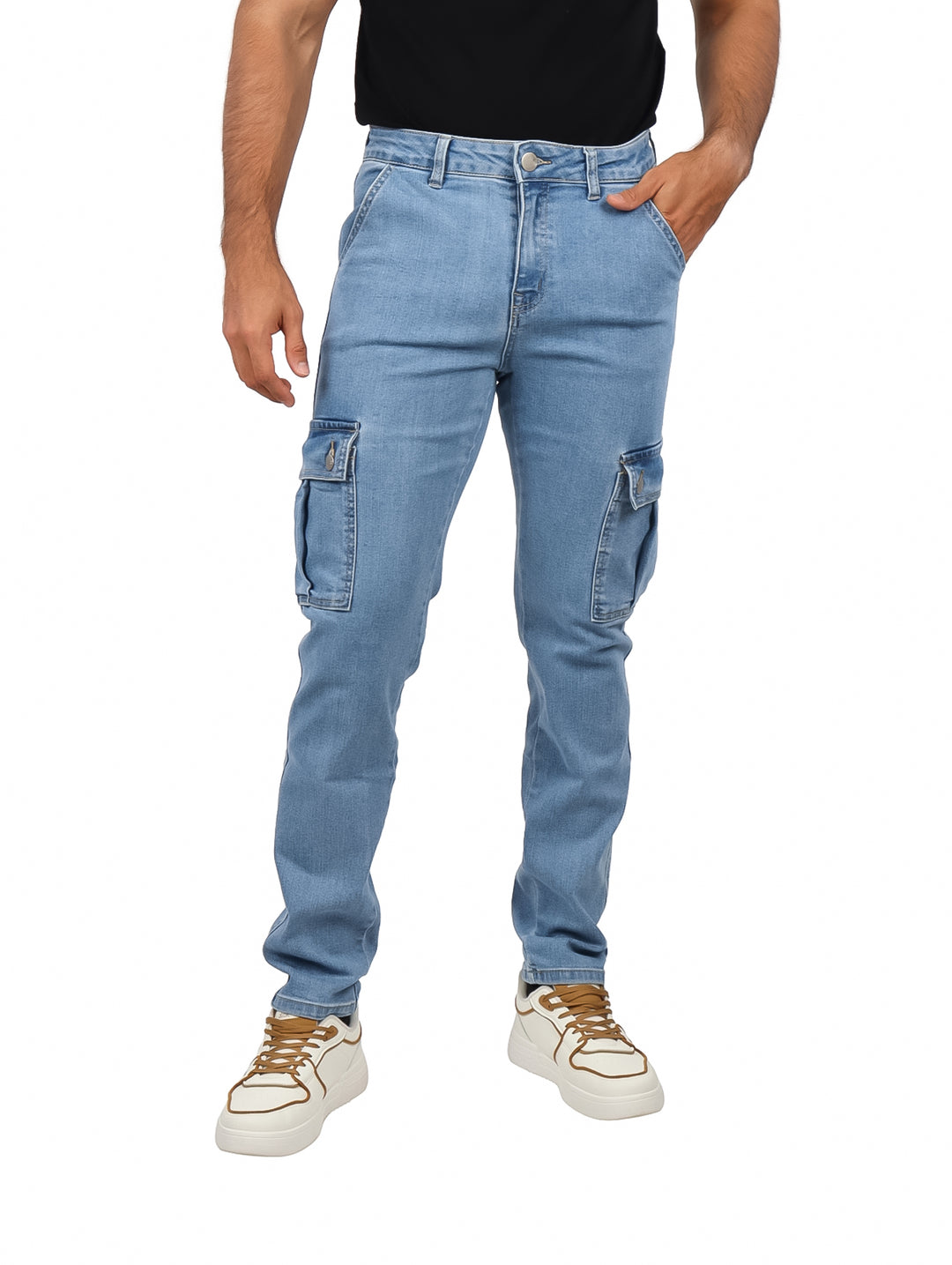 Hombre vistiendo pantalones cargo de mezclilla en color azul claro.