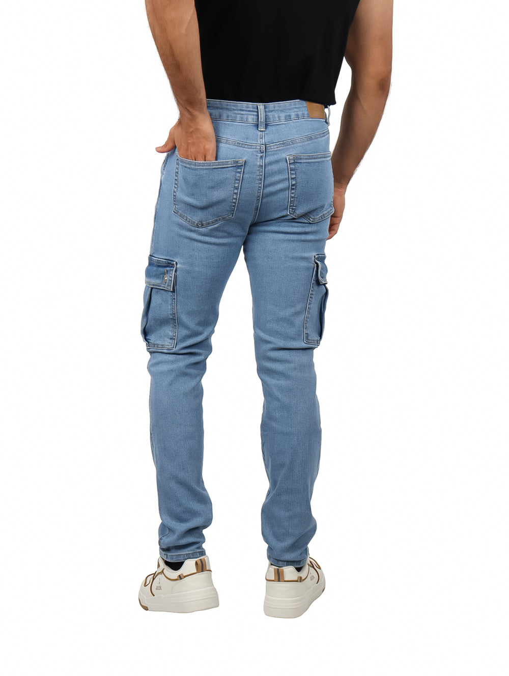 Hombre vistiendo pantalones cargo de mezclilla en color azul claro.