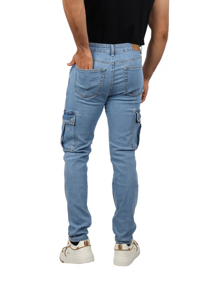 Hombre vistiendo pantalones cargo de mezclilla en color azul claro.