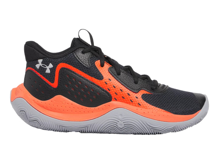 Tenis de baloncesto Under Armour en colores negro y rojo con suela gris.