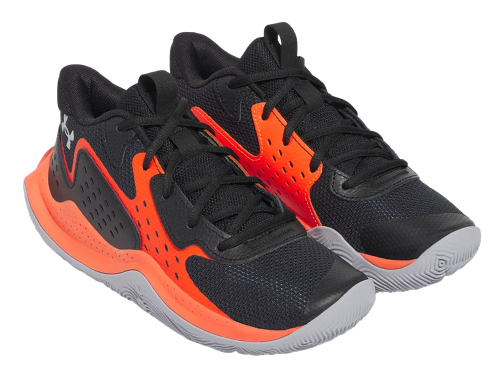 Tenis de baloncesto Under Armour en colores negro y rojo con suela gris.