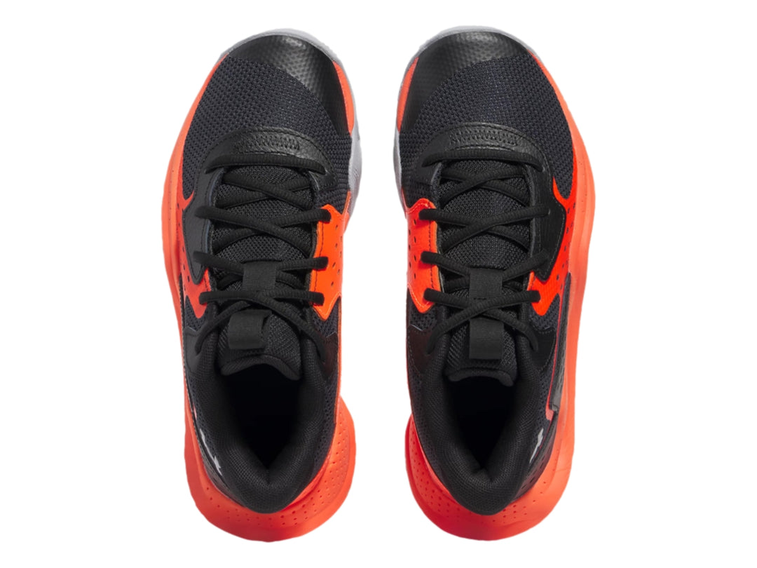 Tenis de baloncesto Under Armour en colores negro y rojo con suela gris.