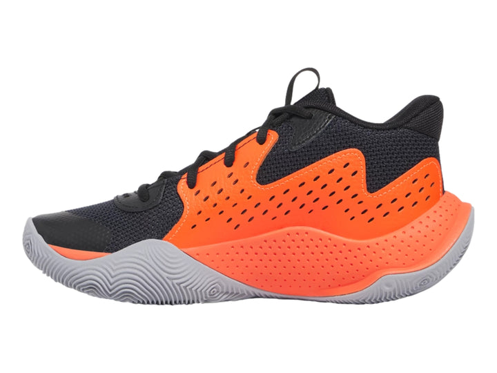 Tenis de baloncesto Under Armour en colores negro y rojo con suela gris.