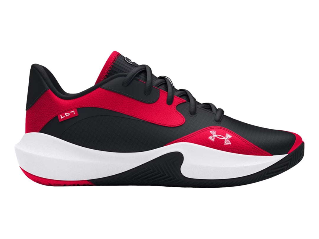 Tenis de baloncesto Under Armour Lockdown 7 Low en colores rojo y negro con suela blanca.