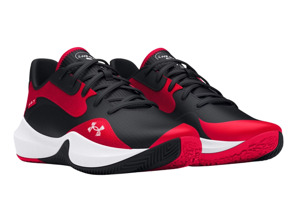 Tenis de baloncesto Under Armour Lockdown 7 Low en colores rojo y negro con suela blanca.