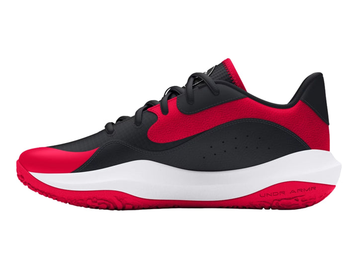 Tenis de baloncesto Under Armour Lockdown 7 Low en colores rojo y negro con suela blanca.