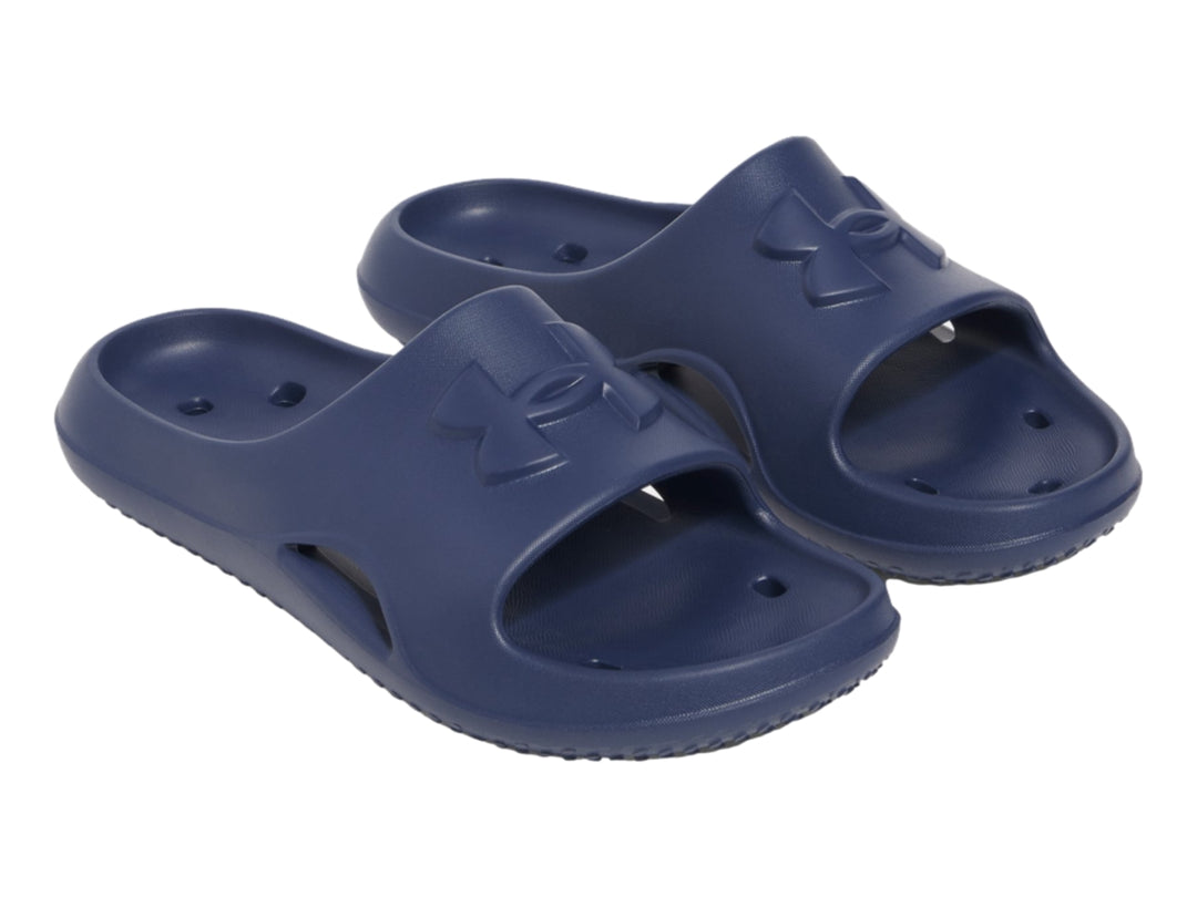 Sandalia tipo slide Under Armour en color azul marino con acabado mate.