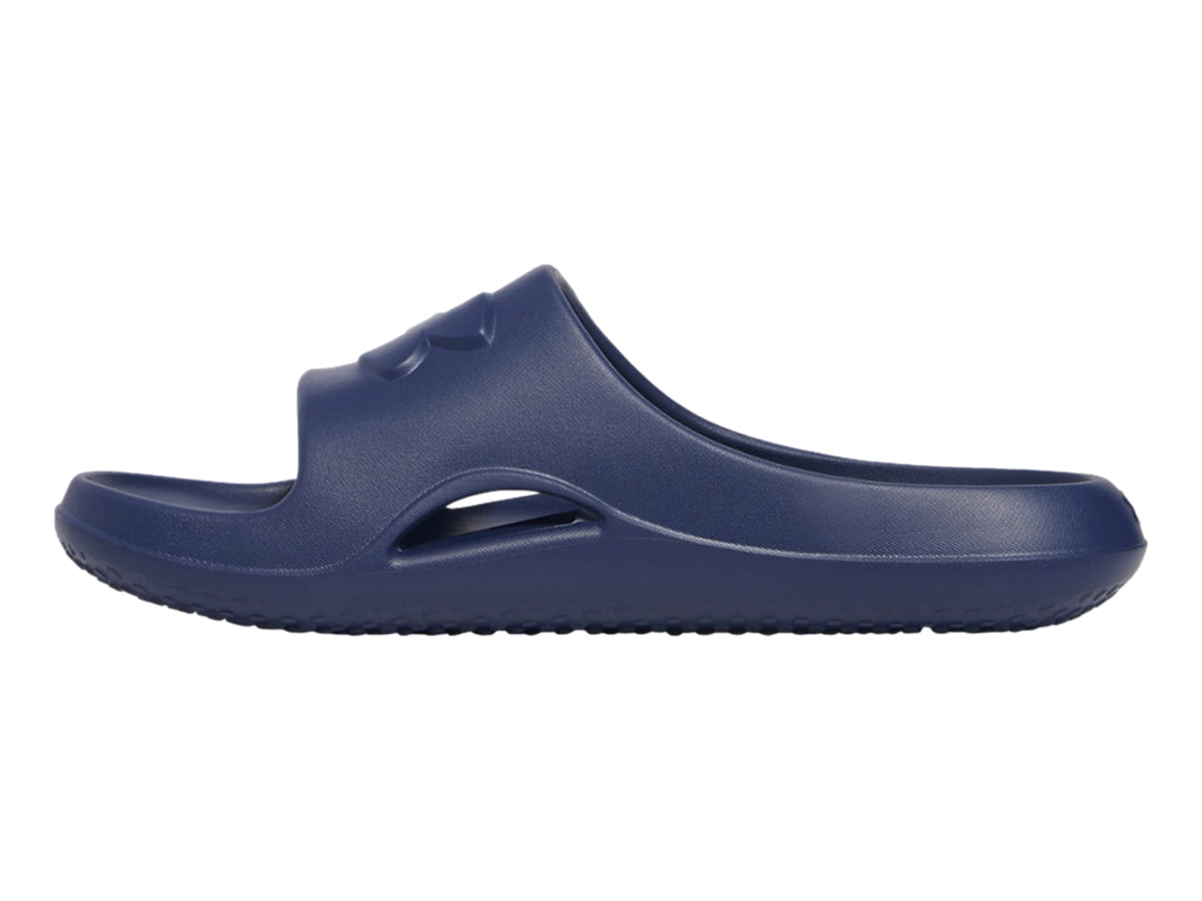 Sandalia tipo slide Under Armour en color azul marino con acabado mate.