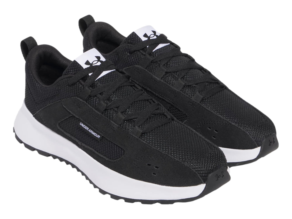 Tenis Under Armour Street Mirage color negro con suela blanca gruesa.